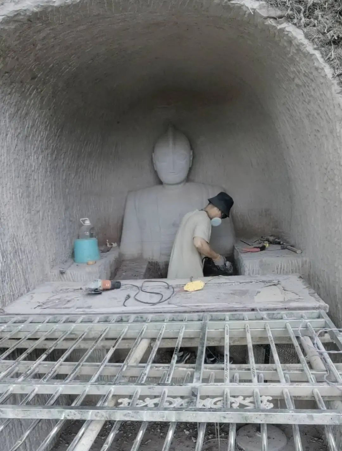 周先生正在雕刻中。