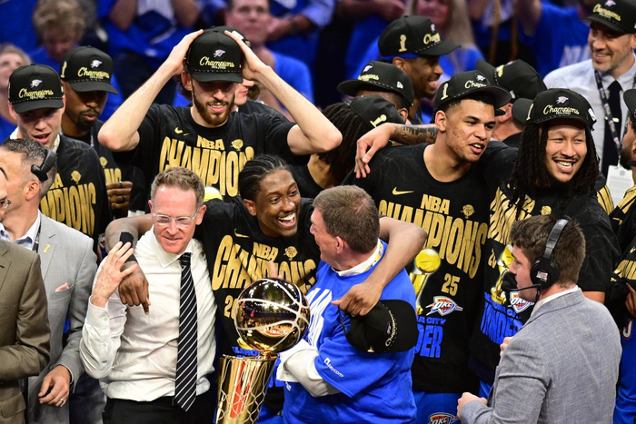 普雷斯蒂（一排左一）用10年两度重建这支雷霆，最终打造了一支冠军球队。