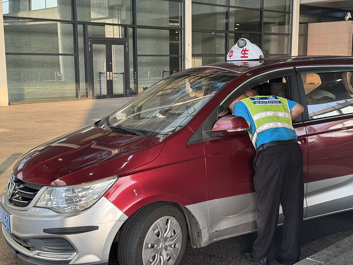 6月17日，负责短途票发放的工作人员记录仪表盘里程数。 澎湃新闻记者 徐亦嘉 图