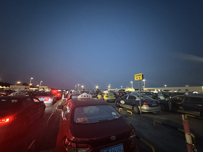 5月26日，在浦东机场大库排队的出租车。 澎湃新闻记者 徐亦嘉 图