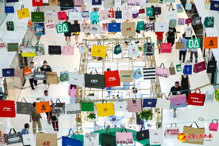 6月10日，在经开万达广场，顾客在逛街购物中享受假日时光。资料图