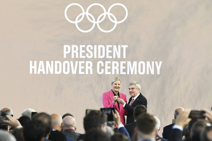 6月23日，托马斯·巴赫和柯丝蒂·考文垂在主席职位交接仪式上。新华社记者 连漪 摄