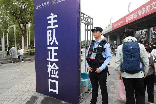 图为民警在现场执勤。