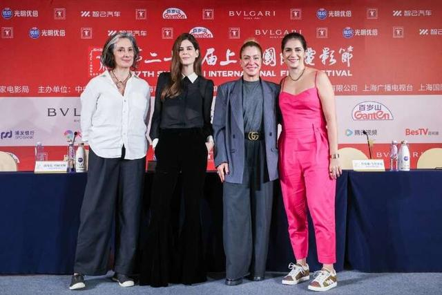 《风暴》主创人员在上影节媒体见面会上合影。上影节组委会供图