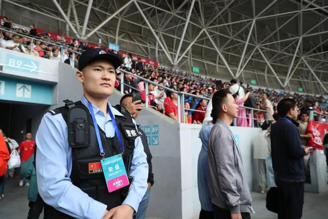 图为民警在现场执勤。