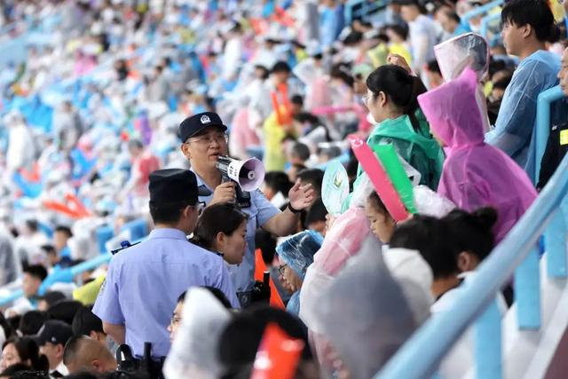 图为民警在现场维持秩序。