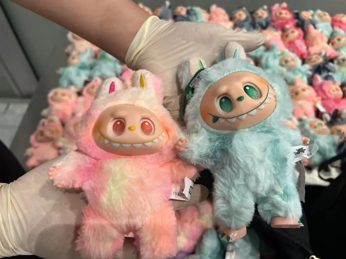 首都机场海关查获侵犯“POP MART”（泡泡玛特）商标权的玩偶