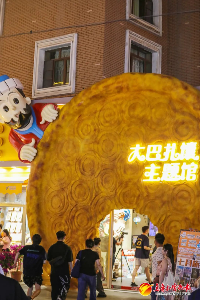 6月14日晚，游客打卡大巴扎馕主题馆。