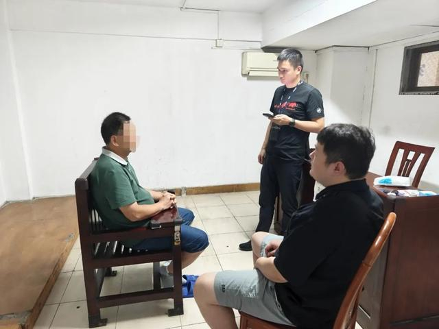 图为民警审讯嫌疑人。