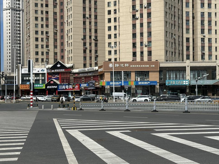 哈西大街地块周边商业实拍图 白杨/摄