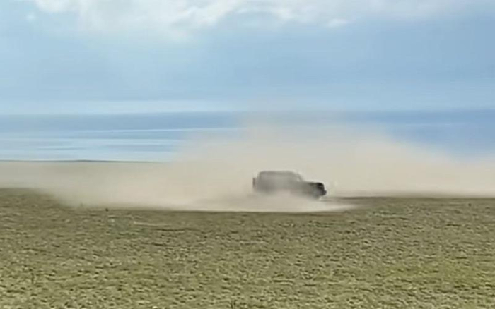 ▲有车主驾驶车辆在赛里木湖湖边漂移。视频号@新疆博州赛里木湖景区视频截图