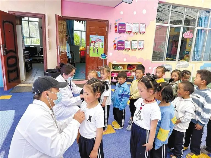 江苏援藏医疗队为墨竹工卡县幼儿园的小朋友检查身体。