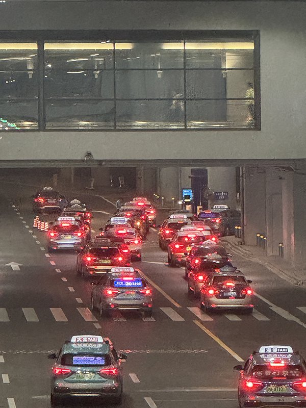 5月30日23时许，出租车排队领取短途票。 澎湃新闻记者 徐亦嘉 图