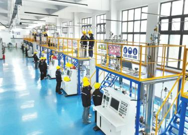 教师带着学生在化工单元操作区实训。