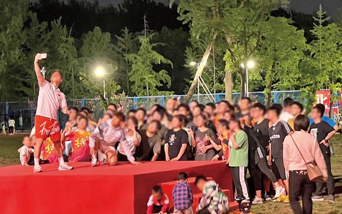 每次线下训练结束,宋智全都和营员们自拍打卡留念。新京报记者 罗艳 摄