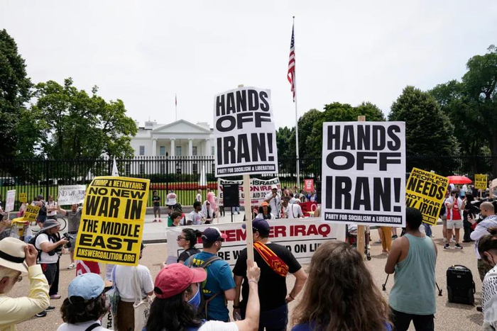 当地时间6月22日，美国白宫外出现反战抗议活动。 美媒