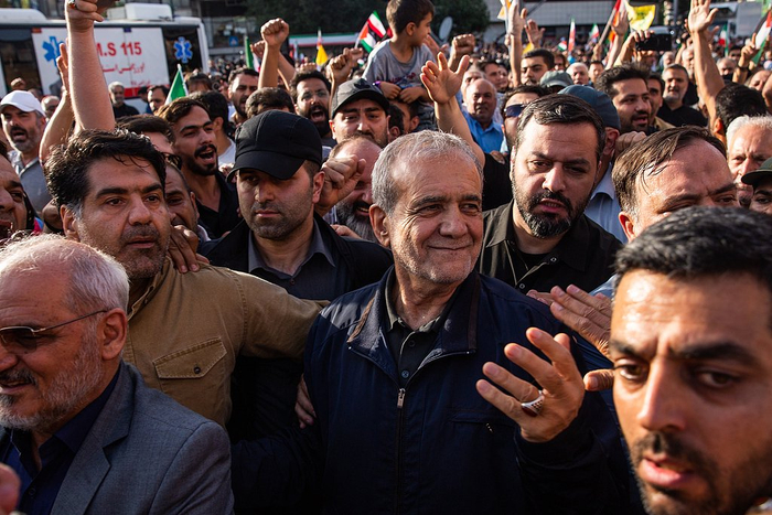 当地时间2025年6月22日，伊朗德黑兰，伊朗总统佩泽希齐扬在美国袭击伊朗核设施后参加抗议活动。