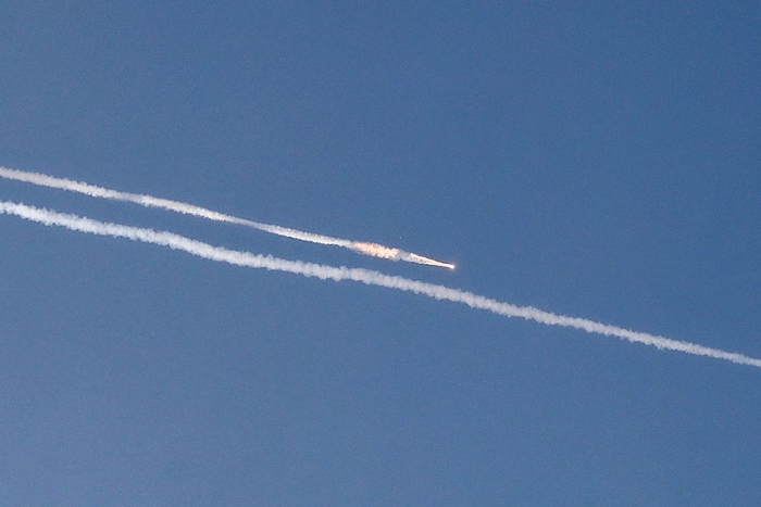 当地时间2025年6月24日，以色列海滨城市内坦亚的天空中出现导弹飞行轨迹，此时正值一轮新的伊朗导弹攻击。