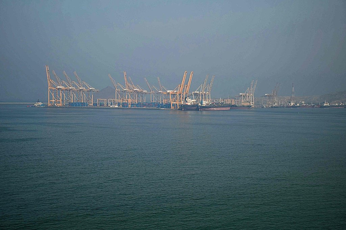 当地时间2025年6月23日，多艘油轮停泊在霍尔木兹海峡沿岸霍尔法坎港。