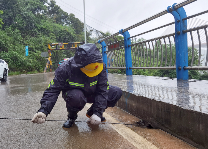 中国大唐工作人员清理排水沟，保障排水安全