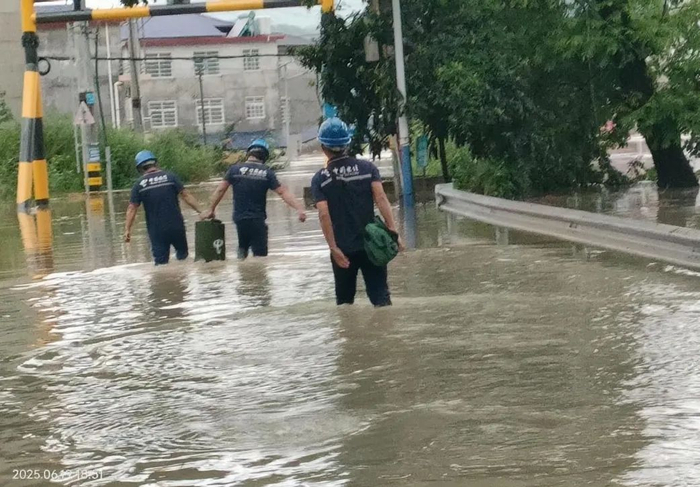 中国电信员工蹚水前行