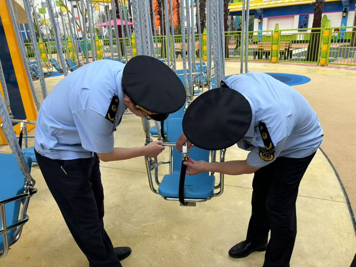 6月24日，上海市场监管人员检查上海乐高乐园内大型设施安全。   澎湃新闻高级记者 邹娟  实习记者 张云鹏  摄