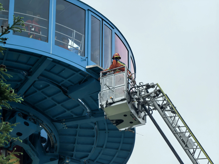 6月24日，一场大型游乐设施应急处置演练在上海乐高乐园度假区开展。 金山区供图