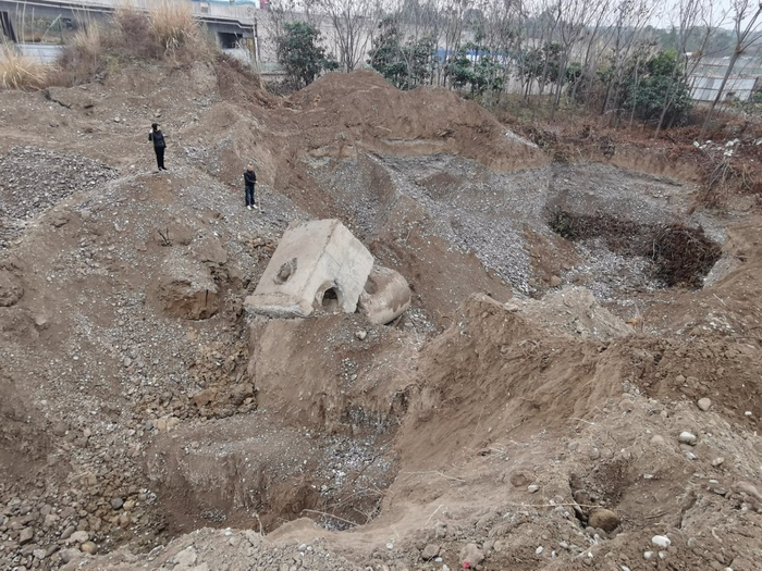 遭盗挖之后，面目全非的林地和裸露的灌溉设施。本文图片来源：受访者