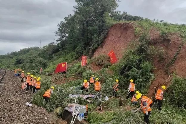 中国中铁救援抢险人员开展道路清障工作