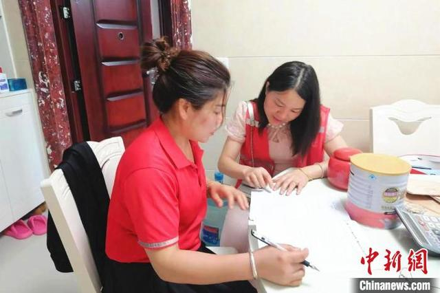 图为江西省赣州市宁都县梅江街道中山南路社区网格员上户走访，收集居民诉求建议。钟院兰 摄