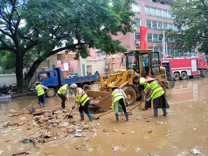中国铁建救援抢险人员在怀集县清理道路