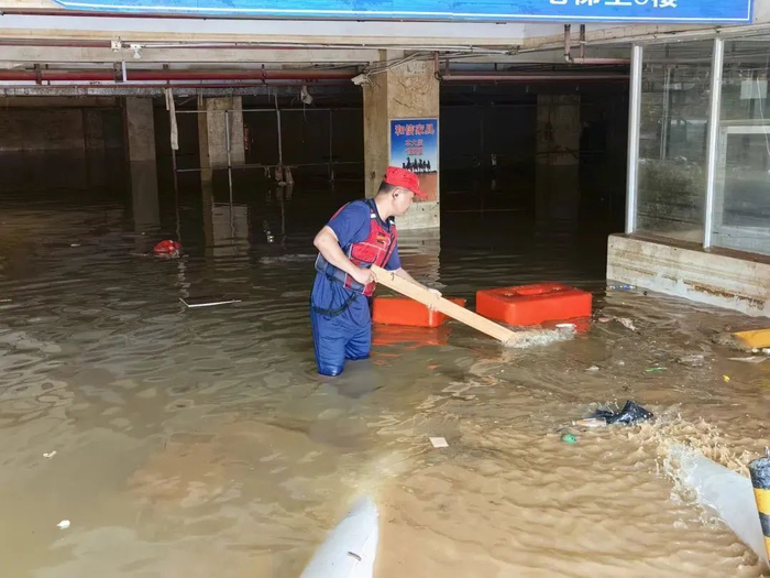 中国安能抢险人员开展排水作业