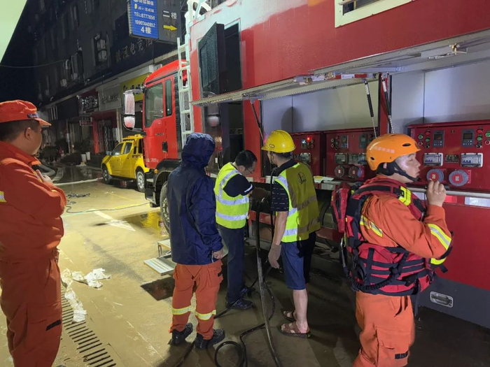 中国石化员工为应急救援车辆加油