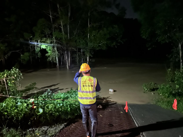 中国联通员工在抢险一线