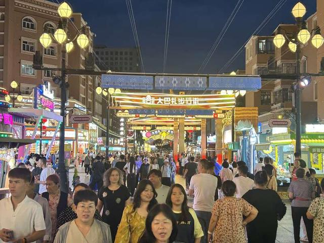 6月23日，游人如织的大巴扎步行街。中青报·中青网记者 贾骥业/摄