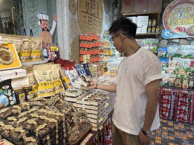 6月23日，游客在大巴扎馕主题馆里选购商品。中青报·中青网记者 贾骥业/摄