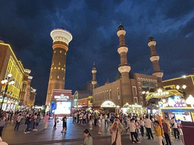 6月23日晚间，各地游客聚集在新疆国际大巴扎前的广场上。中青报·中青网记者 贾骥业/摄