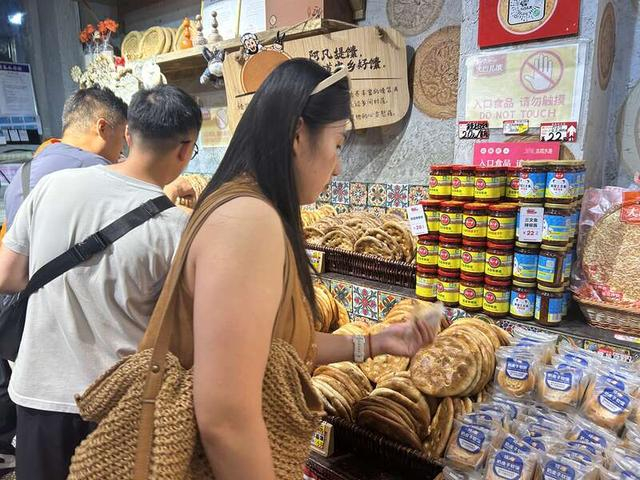 6月23日，游客在大巴扎馕主题馆里选购商品。中青报·中青网记者 贾骥业/摄