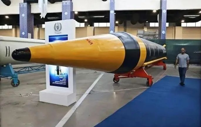 ▲资料图：静态展示的“霍拉姆沙赫尔-4”导弹（来源：中国新闻网）