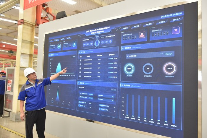 景县的西伯力特种橡胶有限公司智能化车间内，可视化平台正在显示生产过程中相关数据。高雷 摄
