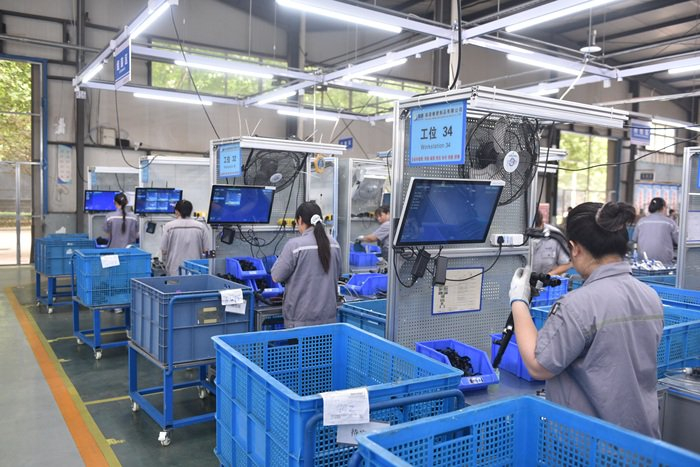 景县的瑞源橡塑制品有限公司智能化车间内，各工位上安装的工控一体机，可帮助优化生产流程。高雷 摄