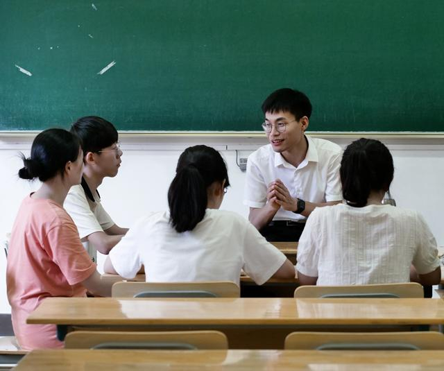 江西师范大学马克思主义学院教授王玉鑫课后与学生进行交流研讨。受访者供图