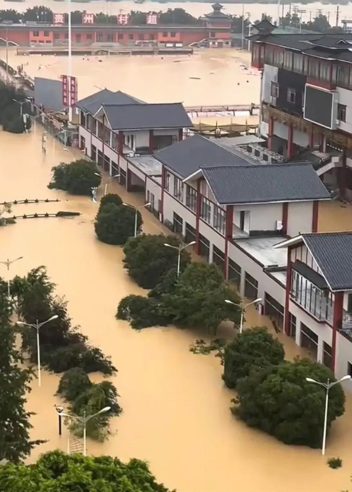 远处是被淹后的村超足球场。视频截图