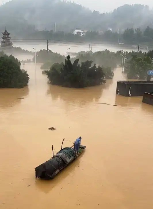 有居民在榕江县老城被淹区域内划船。红星新闻/受访者 供图