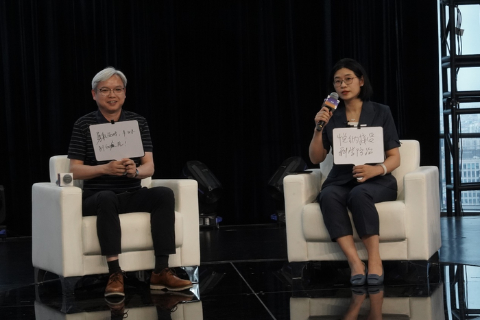 李明和陈佳分别写下鼓励患者正视疾病、勇敢开朗的话。（澎湃新闻 胡弘彪丨摄）