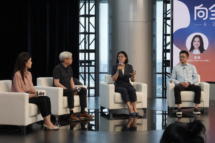 上海市皮肤病医院风湿免疫科主任陈佳在沙龙上谈及现阶段白癜风疾病的治疗手段。（澎湃新闻 胡弘彪丨摄）