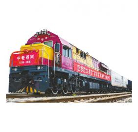 　　满载泰国榴莲、山竹等进口水果的中老铁路专列进港。