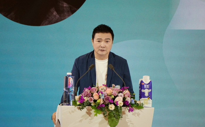 导演汪俊在论坛发言。澎湃新闻记者 程娱 图