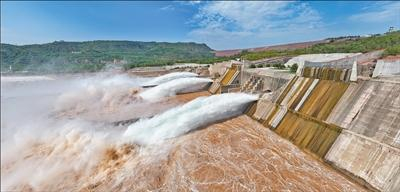 图为6月23日上午，黄河小浪底水利枢纽工程泄洪现场。