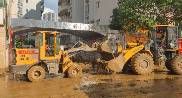 中交集团调配铲车清理淤泥